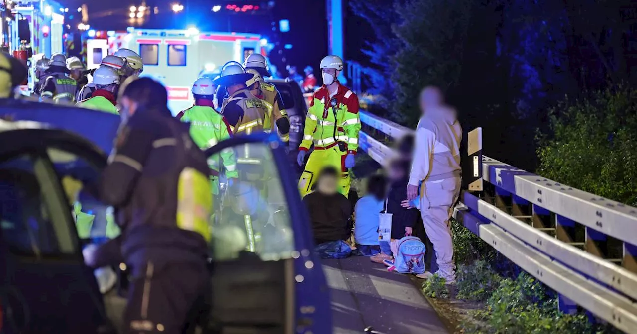 Elf Personen bei Auffahrunfall auf der A3 verletzt