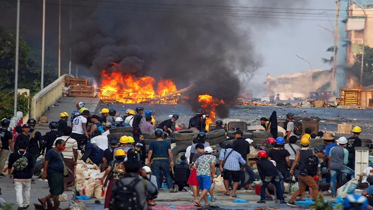 Fall of Myanmar town to rebels sends people fleeing into Thailand - SABC News