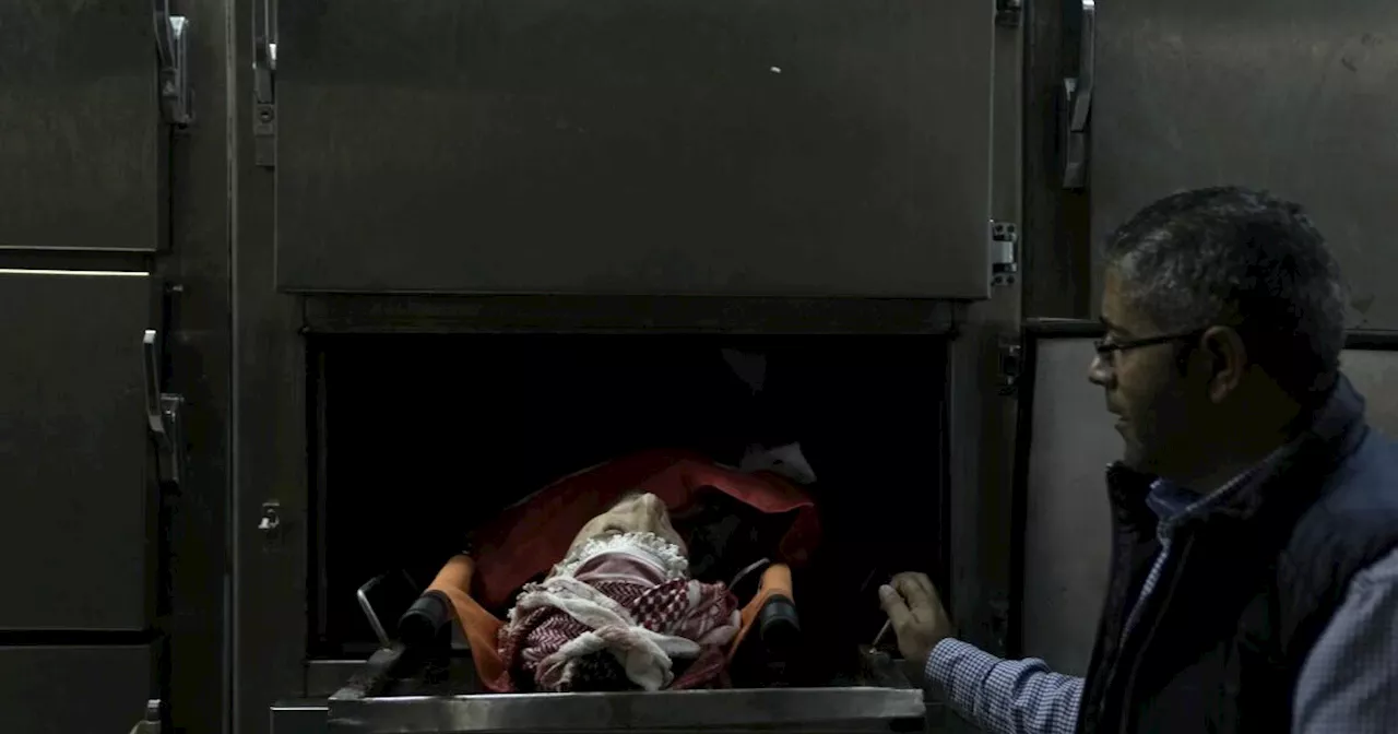 Colonos israelíes atacan un poblado en Cisjordania; hay un palestino muerto y 25 heridos
