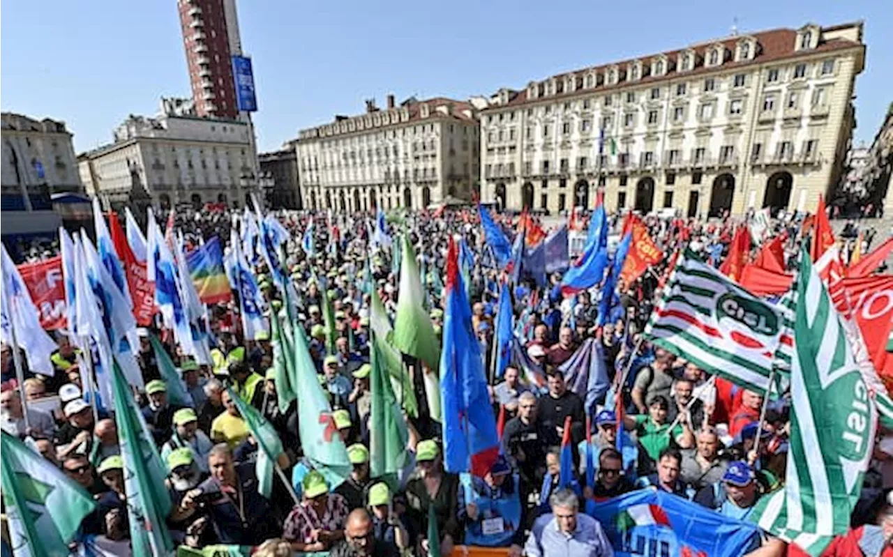 Stellantis, sindacati in piazza per Mirafiori: migliaia in corteo a Torino