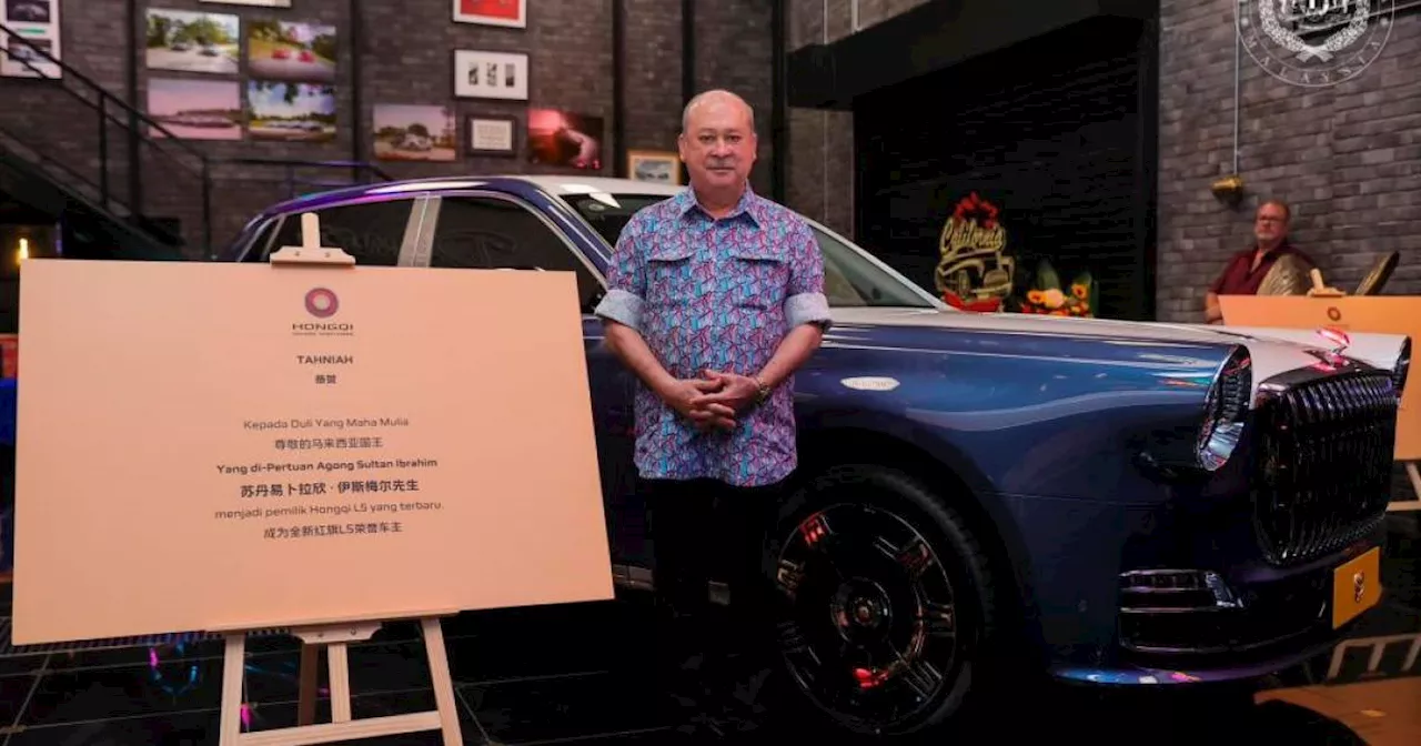 Sultan Ibrahim Receives Retro Car from China's Ambassador