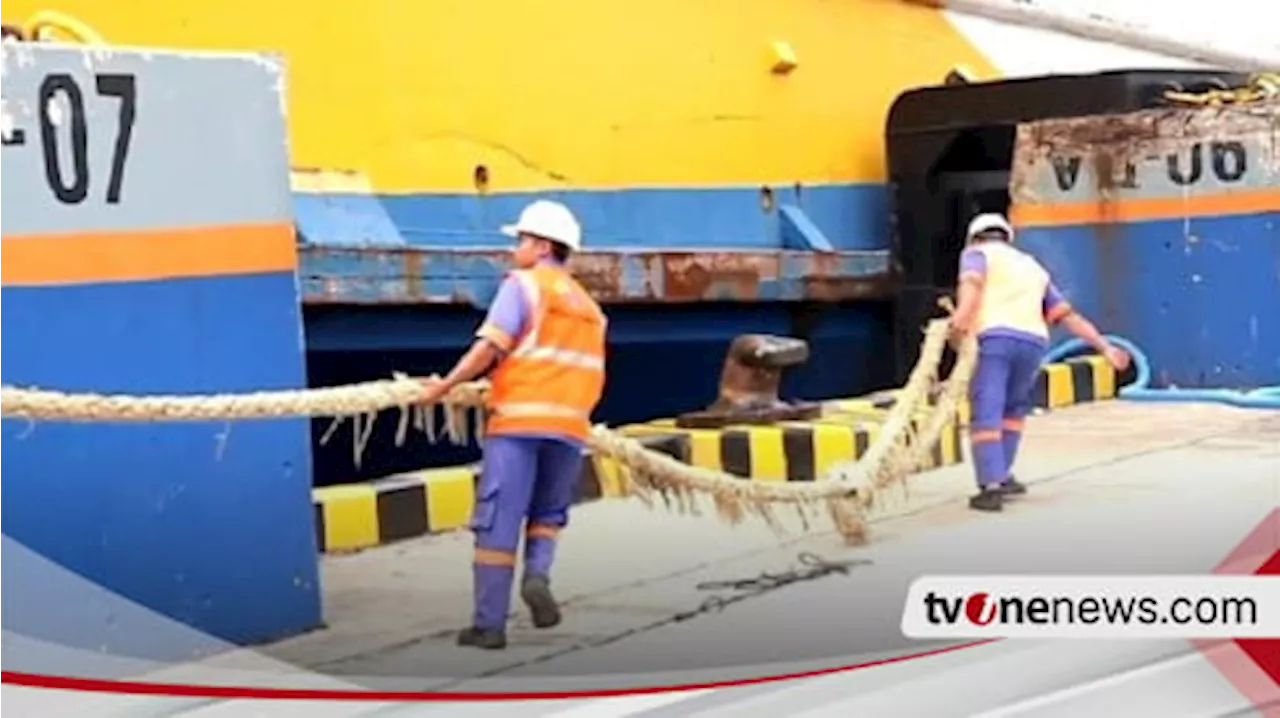 Kisah Perjuangan Penarik Tali Tambang Kapal pada Arus Balik Lebaran