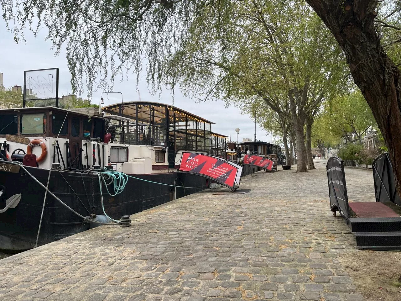 Paris : après des mois de travaux, la péniche centenaire Le Marcounet dévoile son nouveau club