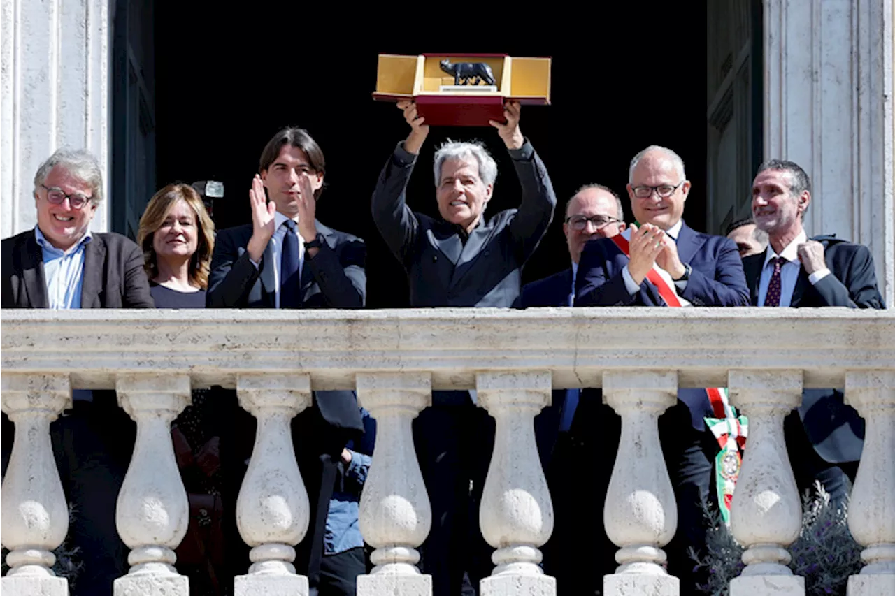 Claudio Baglioni in Campidoglio riceve la Lupa Capitolina