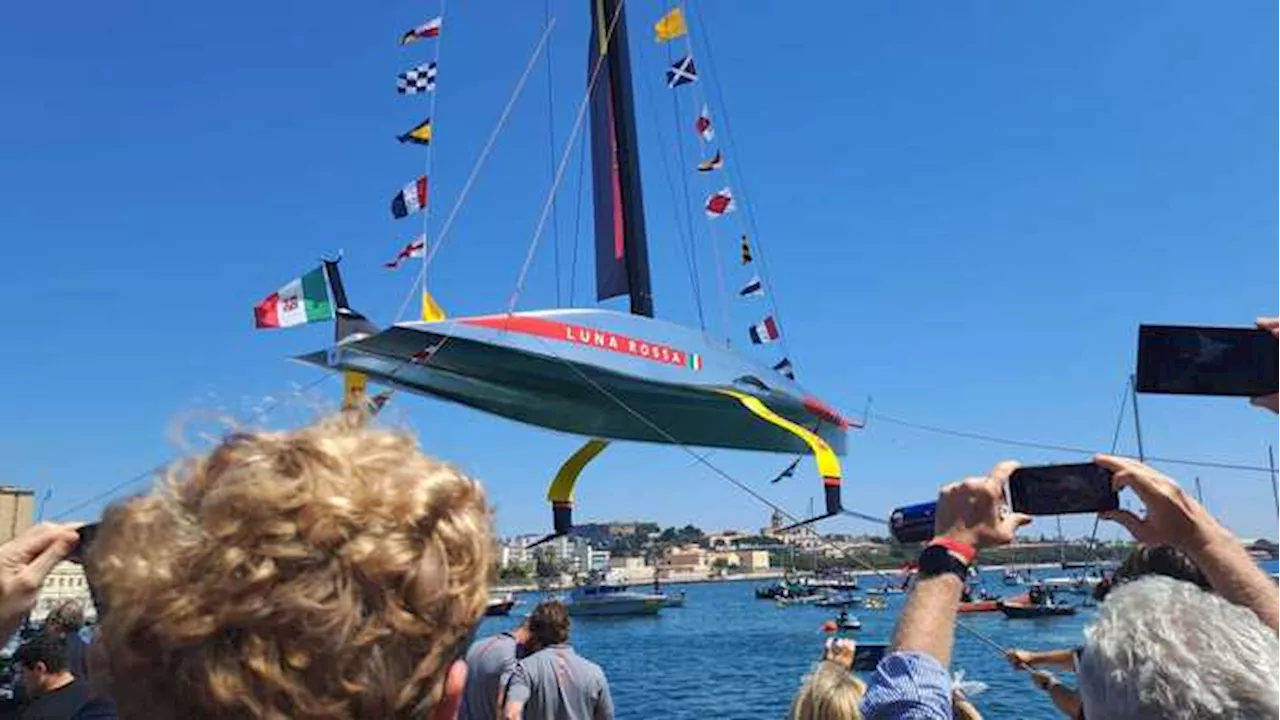 Il varo della nuova Ac75 di Luna Rossa a Cagliari