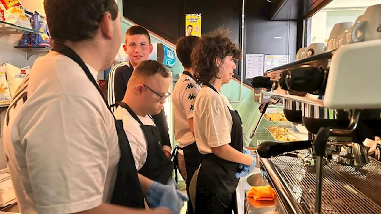 Inaugurato un bar gestito da studenti con disabilità in una scuola del Barese