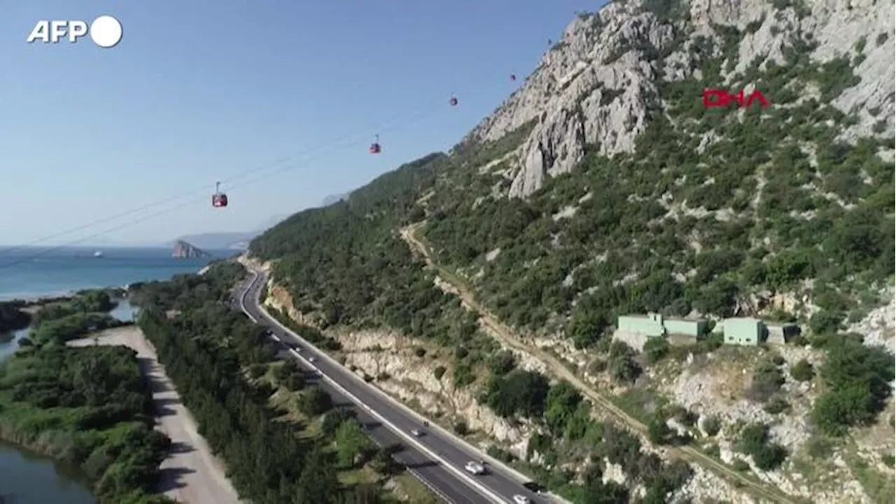 Turchia, crolla pilone di una cabinovia ad Antalya: turisti bloccati e sospesi a mezz'aria