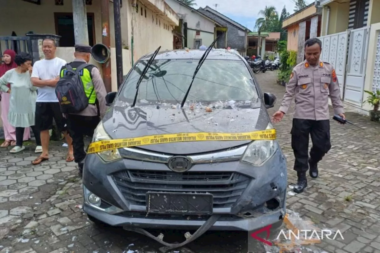 Balon Udara Jatuh di Mungkid, Merusak Rumah dan Mobil