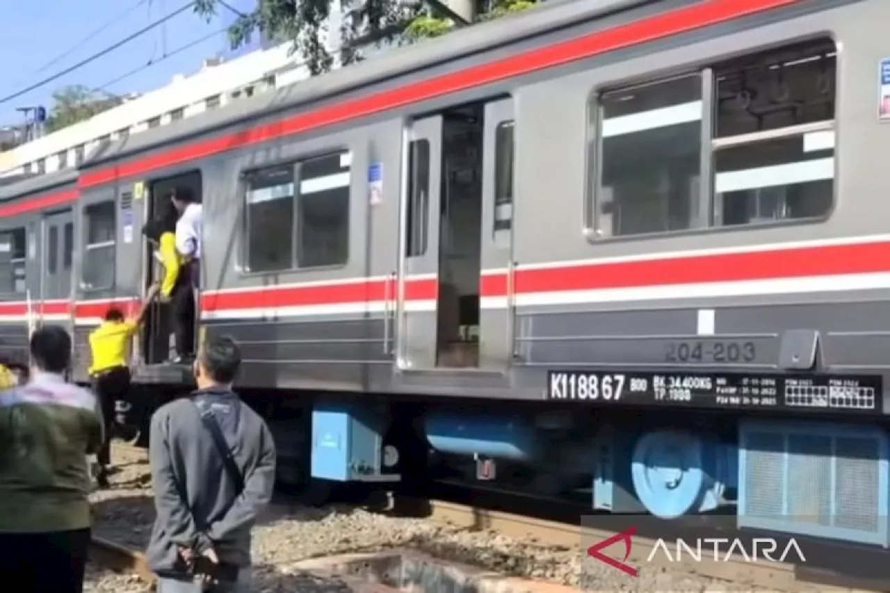 Kereta Commuter Line Anjlok di Depan WTC Mangga Dua