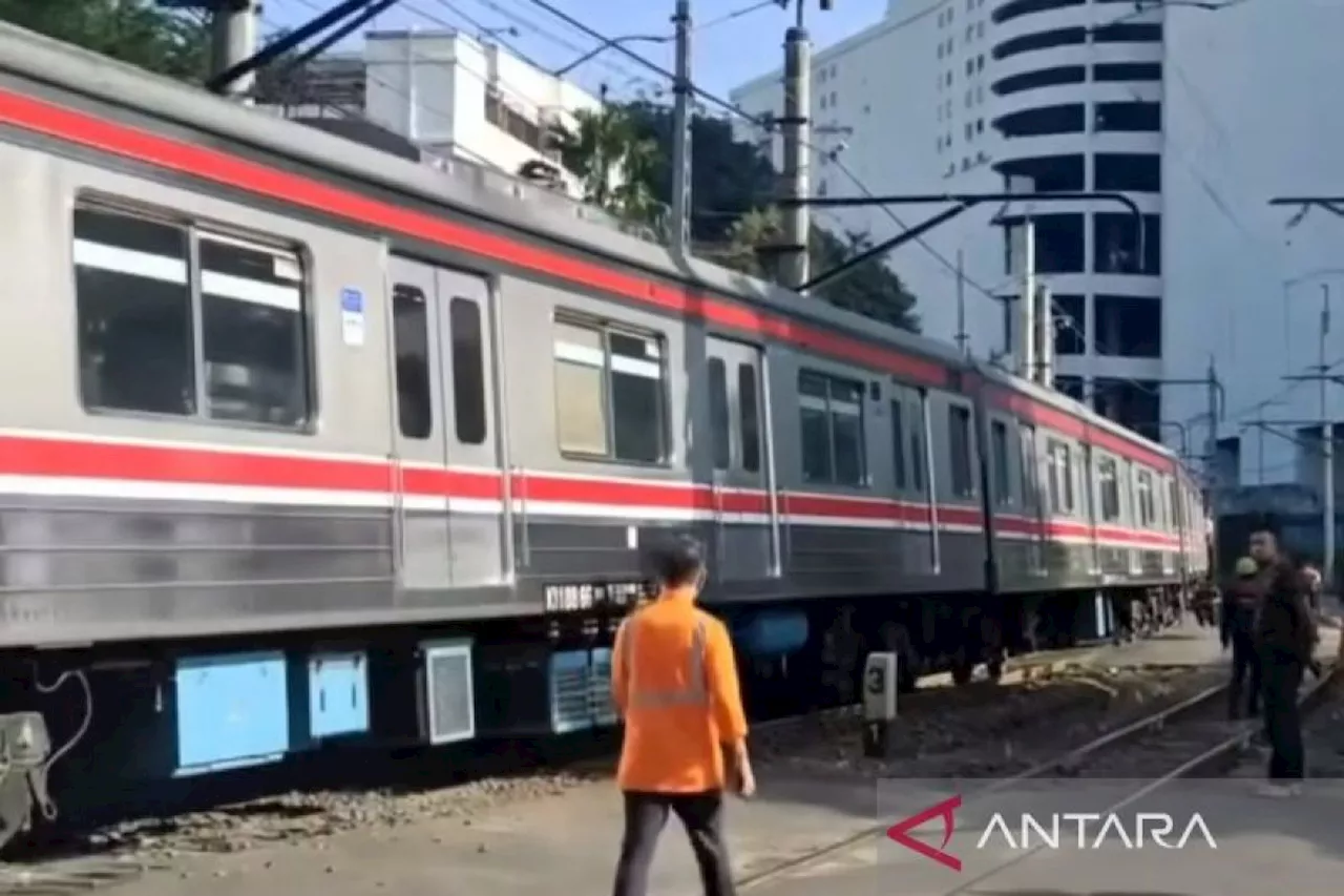 Kereta Commuter Line Anjlok di Depan WTC Mangga Dua Jakarta