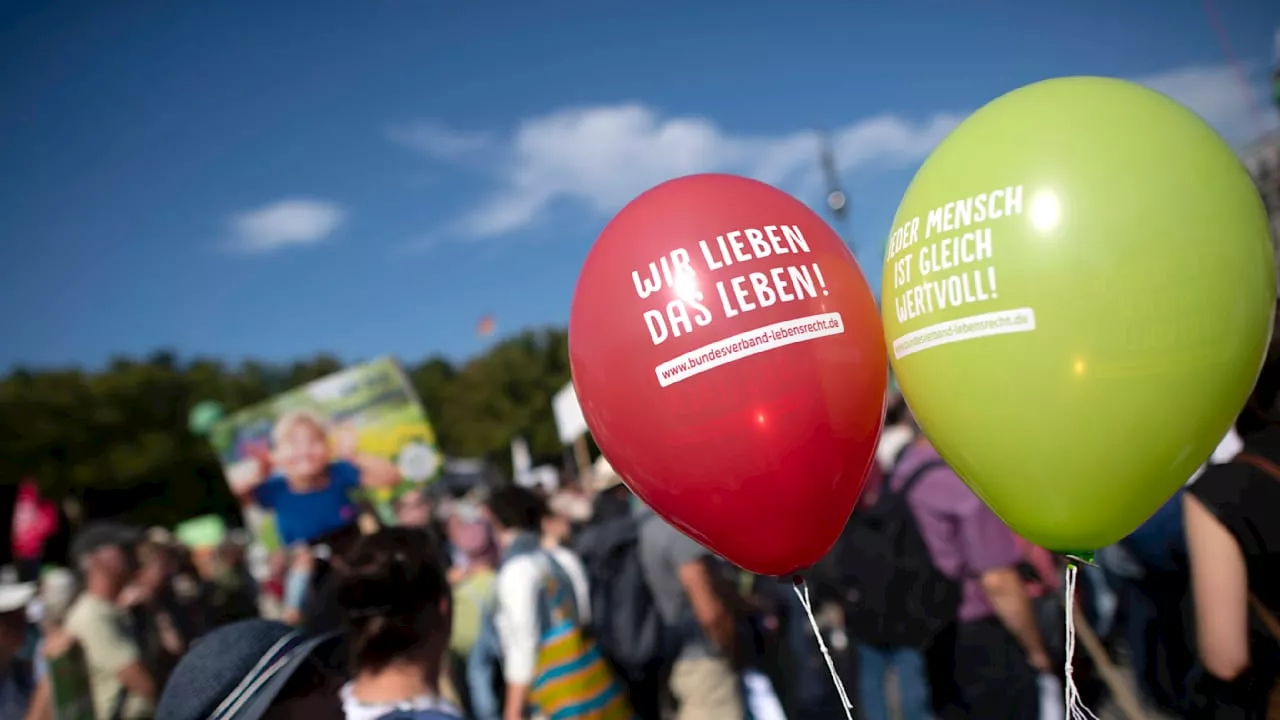 München: Demos gegen und für Recht auf Abtreibung