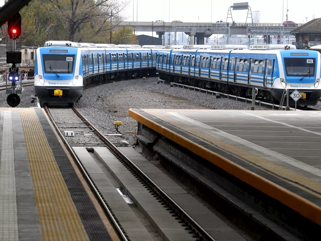 El Gobierno analiza extender en mayo el congelamiento de tarifas de colectivos y trenes