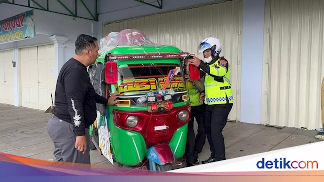 Keluarga Pemudik Asal Jakarta Telantar di Mojokerto gegara Mesin Bajaj Jebol