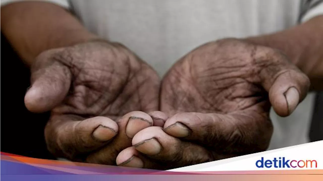 Nenek Pengemis di Kulon Progo Viral Pukul Mobil gegara Tak Diberi Uang