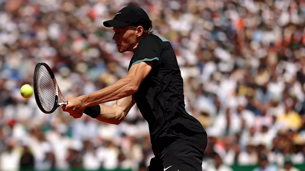 LIVE Sinner-Tsitsipas, la semifinale: Jannik subisce il break, greco avanti 4-3