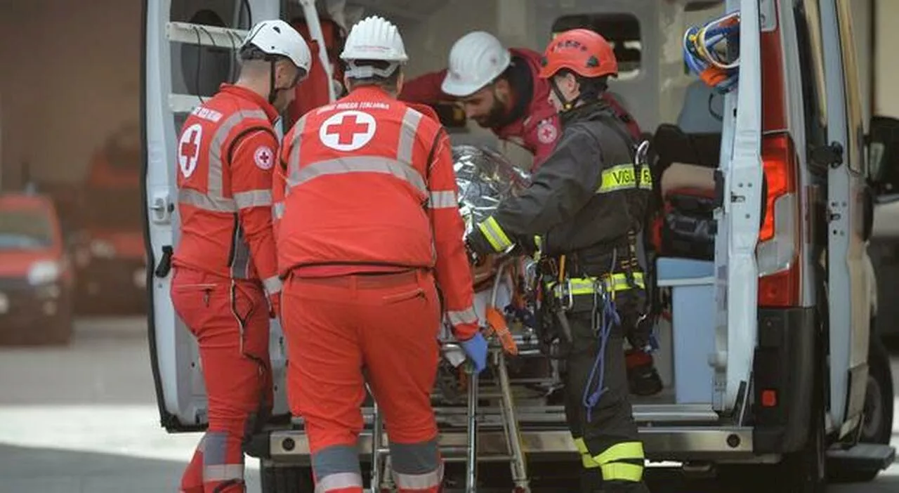 Follia in ambulanza, aggrediti medici e infermieri: paziente soccorso in strada rinviene e diventa una furia