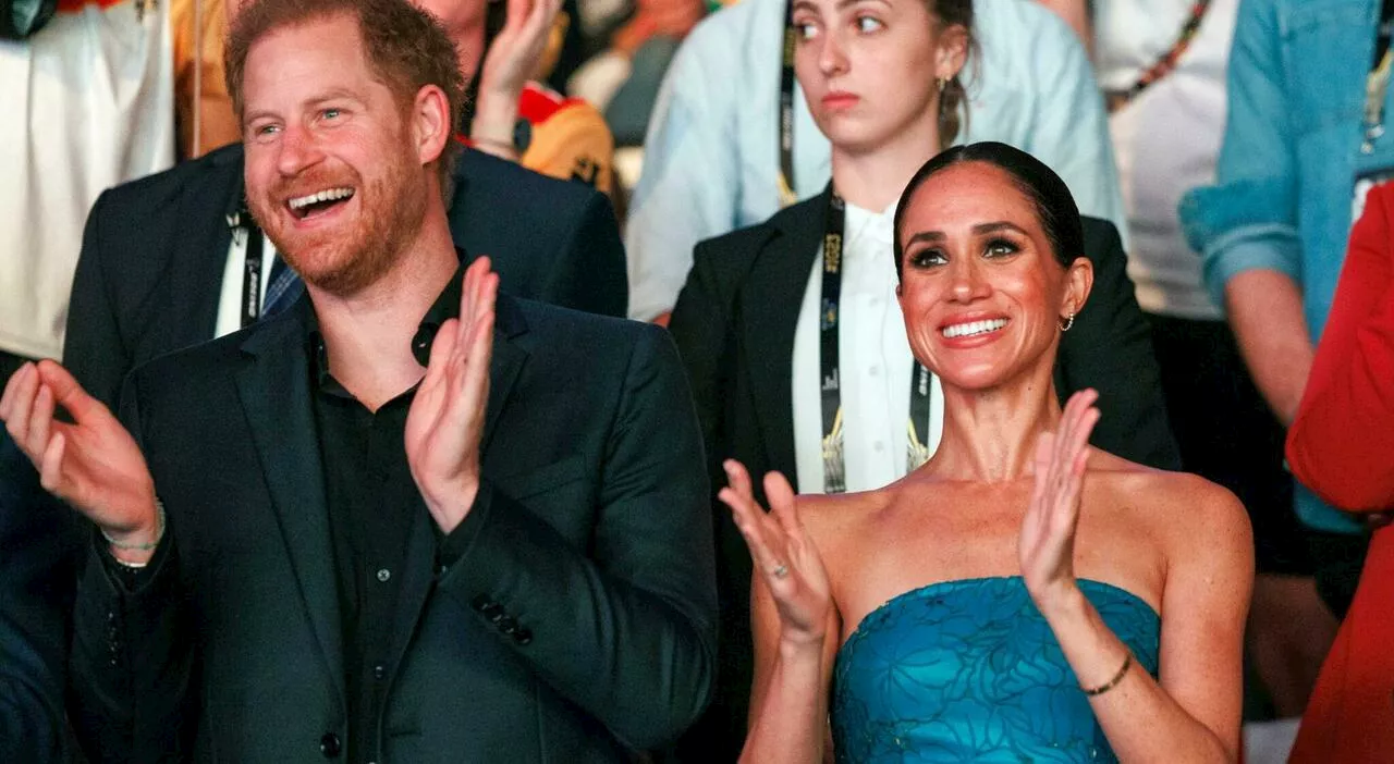 Harry e Meghan, il bacio al torneo di polo: cosa si nasconde dietro le nuove e controllatissime apparizioni pu