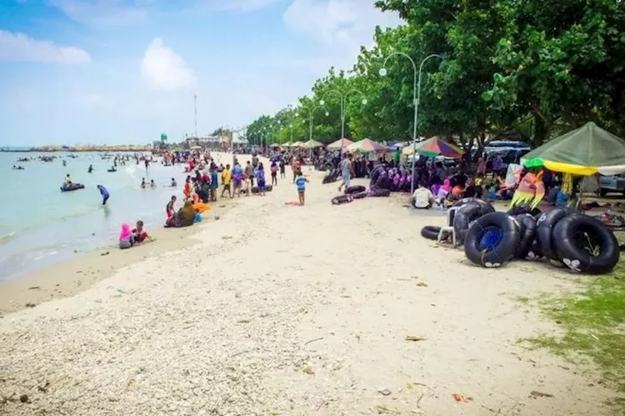 Berwisata ke Pantai Pasir Putih Dalegan Gresik saat Liburan Mudik Hari Raya Idul Fitri 1445 Hijriah