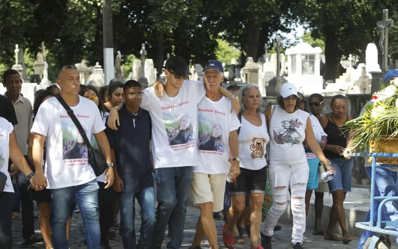 Mulher que teve corpo incendiado pelo ex é sepultada na Zona Norte