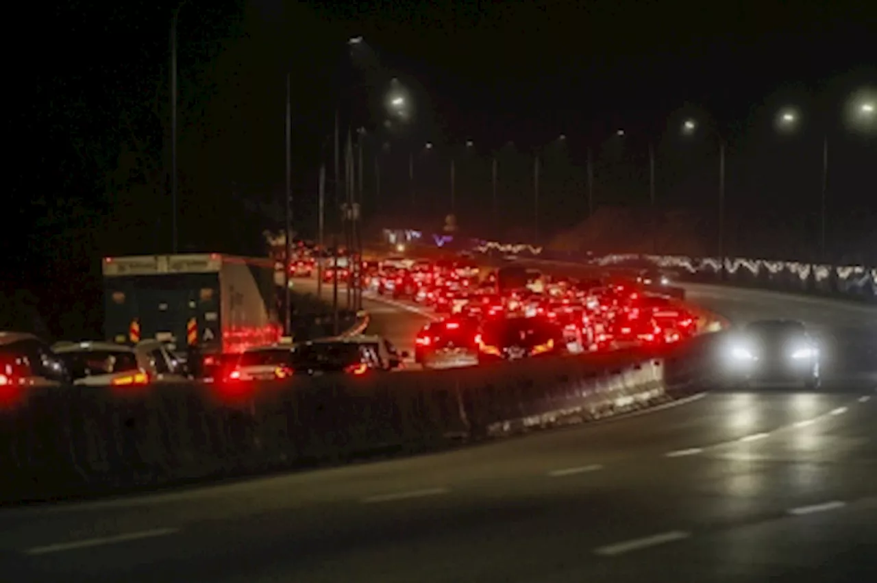 Traffic on major highways heading towards Klang Valley congested