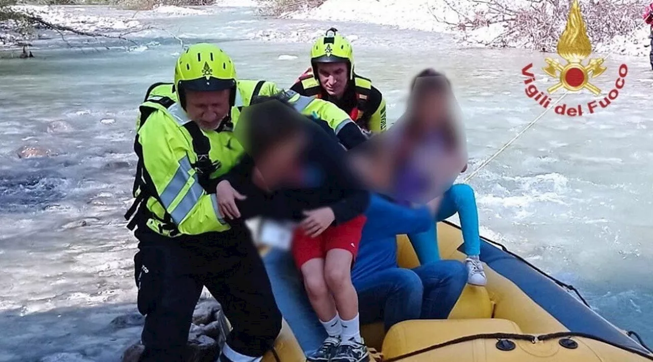 Pordenone, cede ponticello e scolaresca in gita finisce nel fiume: bambini salvati dai vigili del fuoco