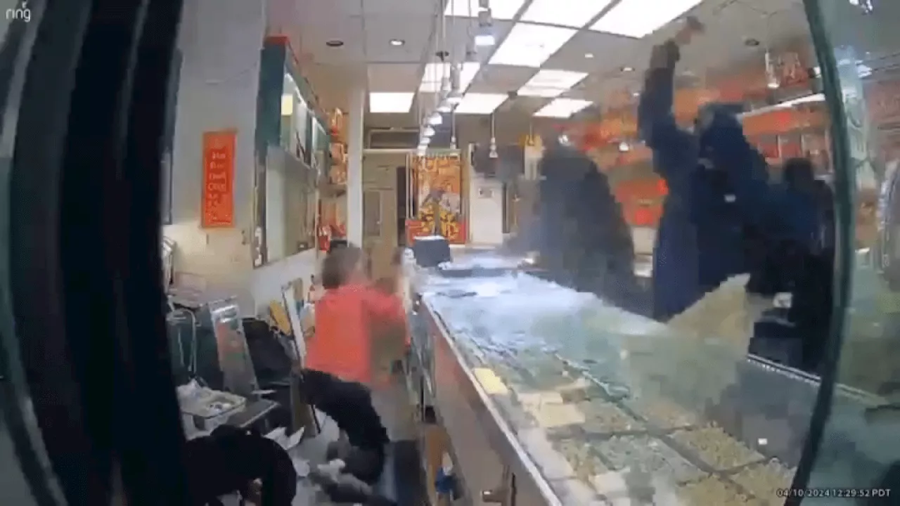 Smash-and-grab thieves hit jewelry store in Oakland's Chinatown