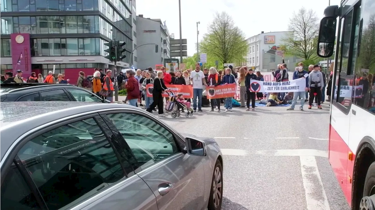 'Letzte Generation' blockiert Kreuzung in Hamburg-Altona