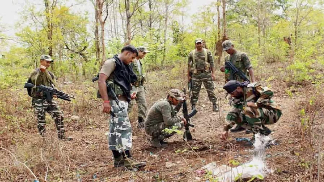 छत्तीसगढ़ के कांकेर में पुलिस और नक्सलियों के बीच मुठभेड़, एक नक्सली की मौत, बस्तर फाइटर्स के जवान की गई जान