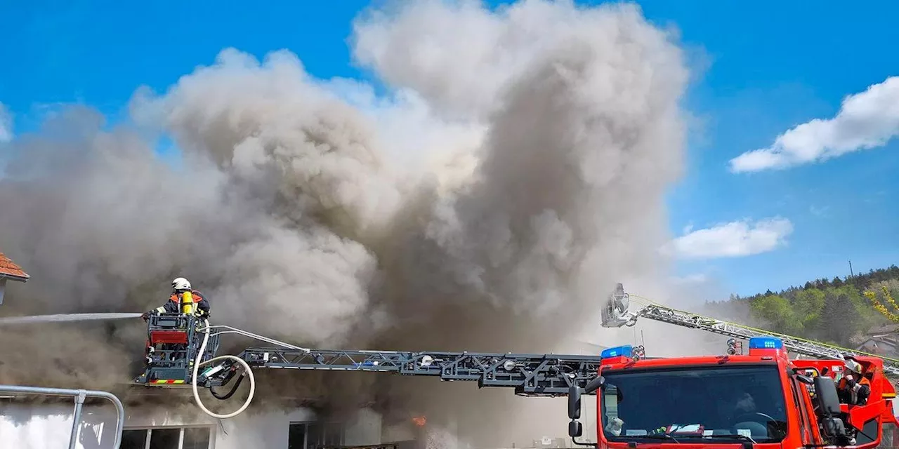 Großbrand in Auerbach in der Oberpfalz: Dach einer Lagerhalle steht in Flammen