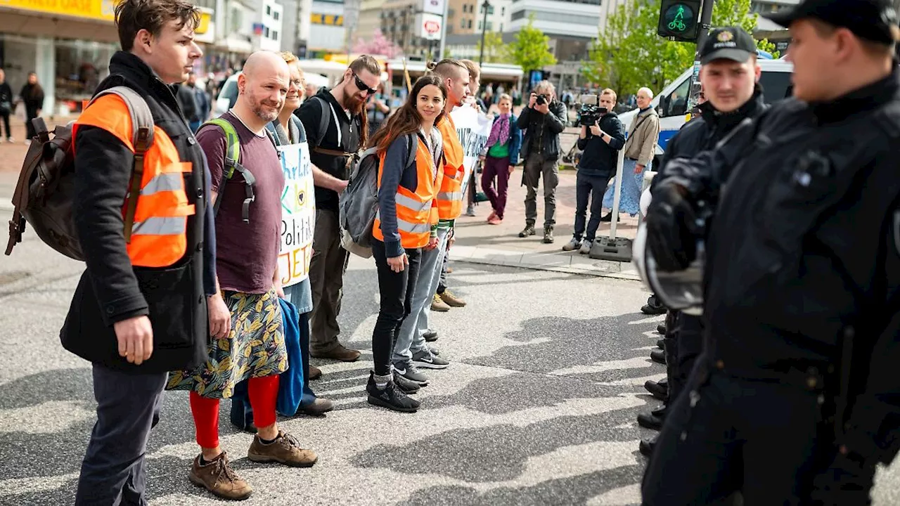 Hamburg & Schleswig-Holstein: Letzte Generation blockiert Straße am Bahnhof Altona