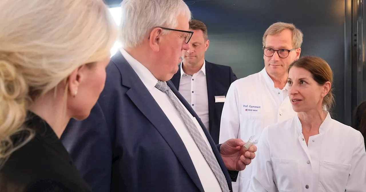 Minister Laumann zeigt in Bad Oeynhausen chirurgisches Geschick am Herzklappen-Simulator