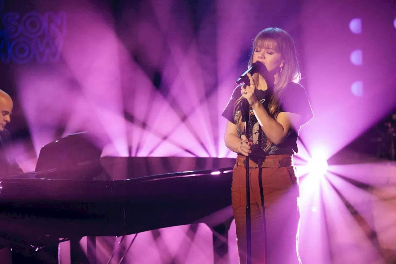 Kelly Clarkson Covers Chaka Khan’s 1983 Hit ‘Ain’t Nobody’