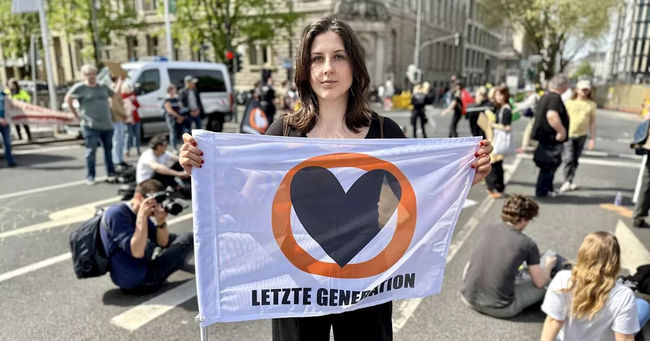 Letzte Generation blockiert Kö-Brücke in Düsseldorf: Friedliche Demo