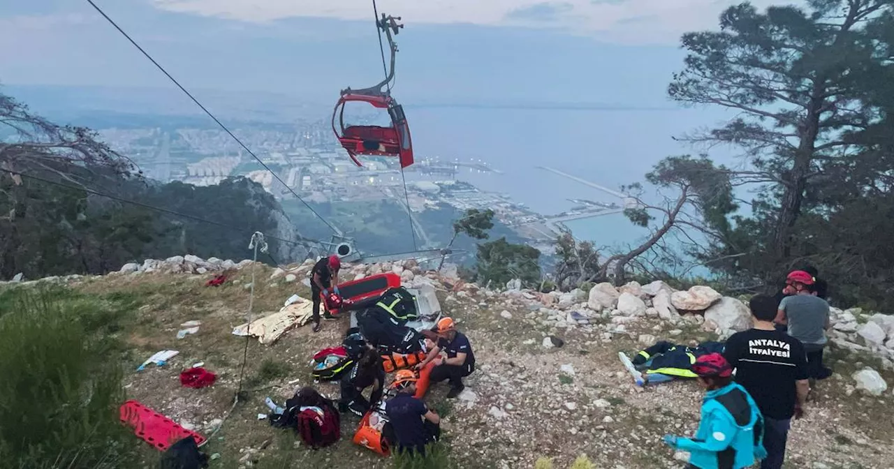 Türkei: Dutzende Menschen sitzen nach Seilbahnunglück in Gondeln fest​