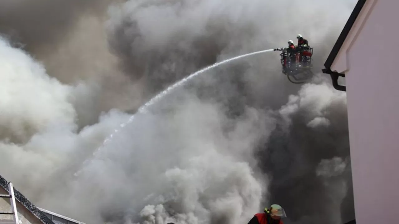 Oberpfalz: Hoher Schaden bei Brand an mehreren Gebäuden