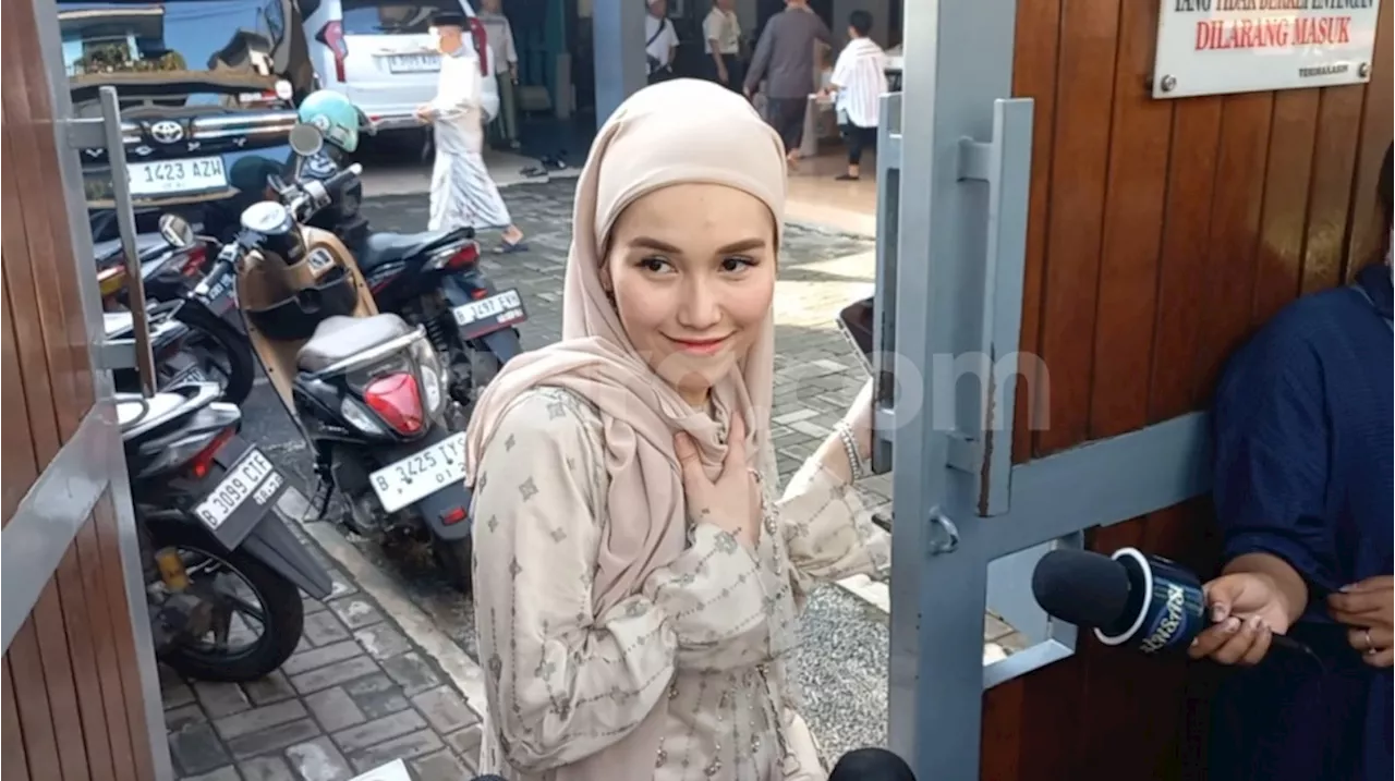 Ayu Ting Ting Shares THR at Open House, Receives Criticism