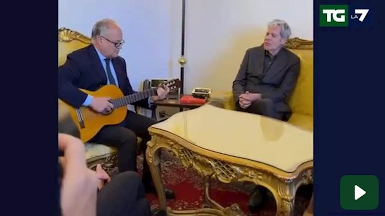 Gualtieri alla chitarra accompagna Baglioni che canta 'Tu come stai'