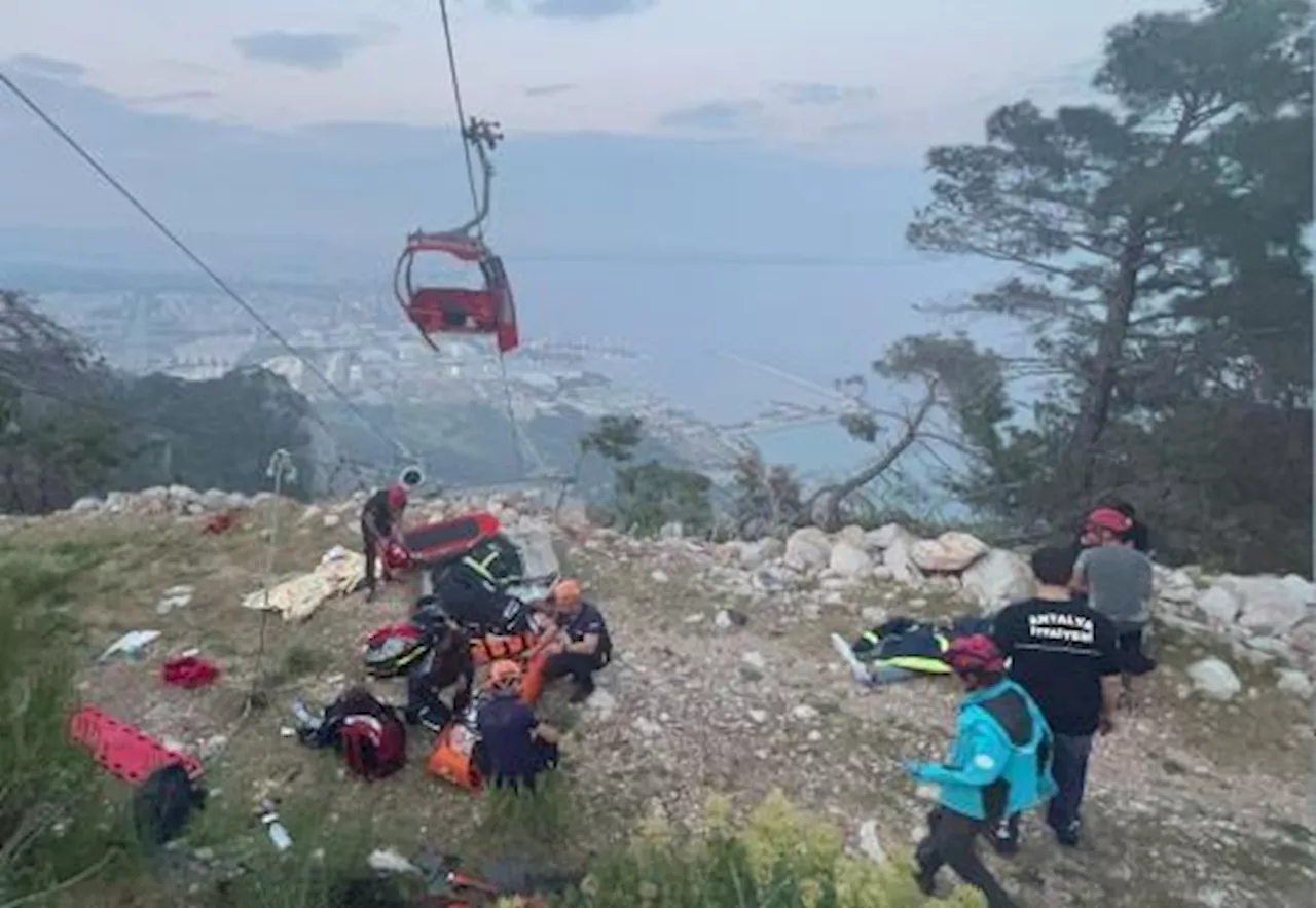 Turchia, il pilone di una funivia colpisce una cabina che crolla: un morto