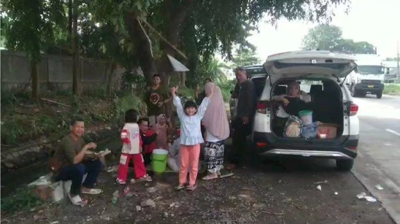 Kawasan Anyer Dipadati Wisatawan, Warga Depok dan Bogor Akhirnya Piknik Dipinggir Jalan Cilegon