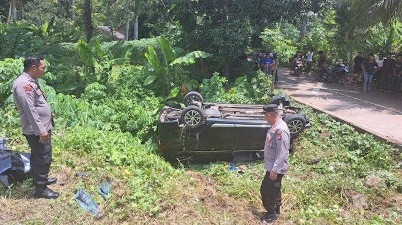 Kendaraan Pemudik Berpenumpang 7 Orang Terpental Ditabrak Kerata Api Angkutan Barang di Serang