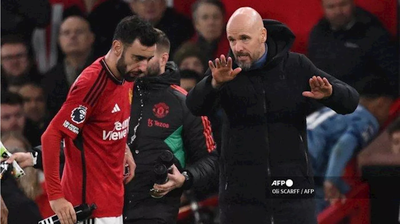 Manchester United Manager Erik ten Hag Talks with Bruno Fernandes during Premier League Match