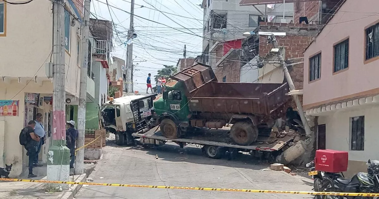 Conductor de una grúa perdió el control e impactó con una casa y tumbó un poste