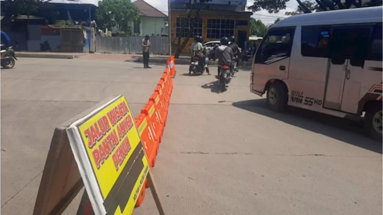 Tempat Wisata Sudah Padat, Jalan Menuju Anyer Ditutup