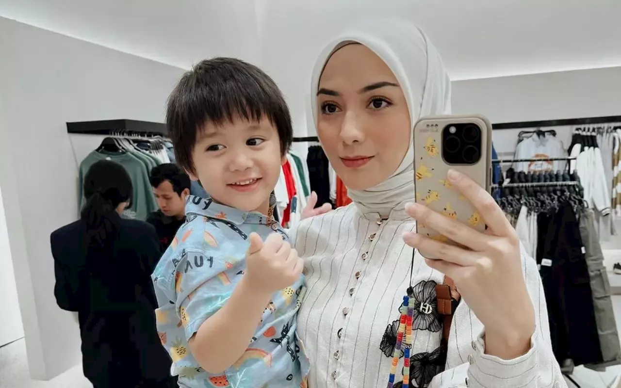 Selebriti Citra Kirana Umbar THR Putra Gantengnya saat Rayakan Lebaran