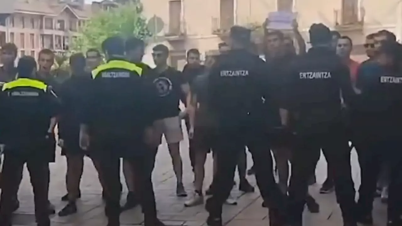 Heridos tres ertzainas en Azpeitia por el lanzamiento de objetos de personas que increpaban a miembros de Vox