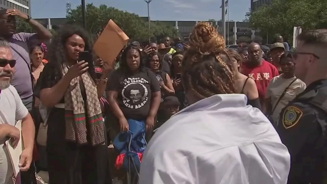 Long lines after IRS tax center in southwest Houston abruptly closes