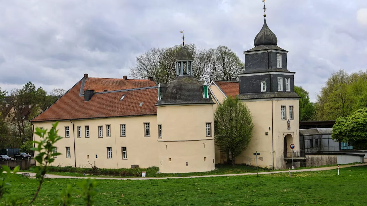 Schwelm: Frau (65) verletzt im Park gefunden - Stichverletzungen!