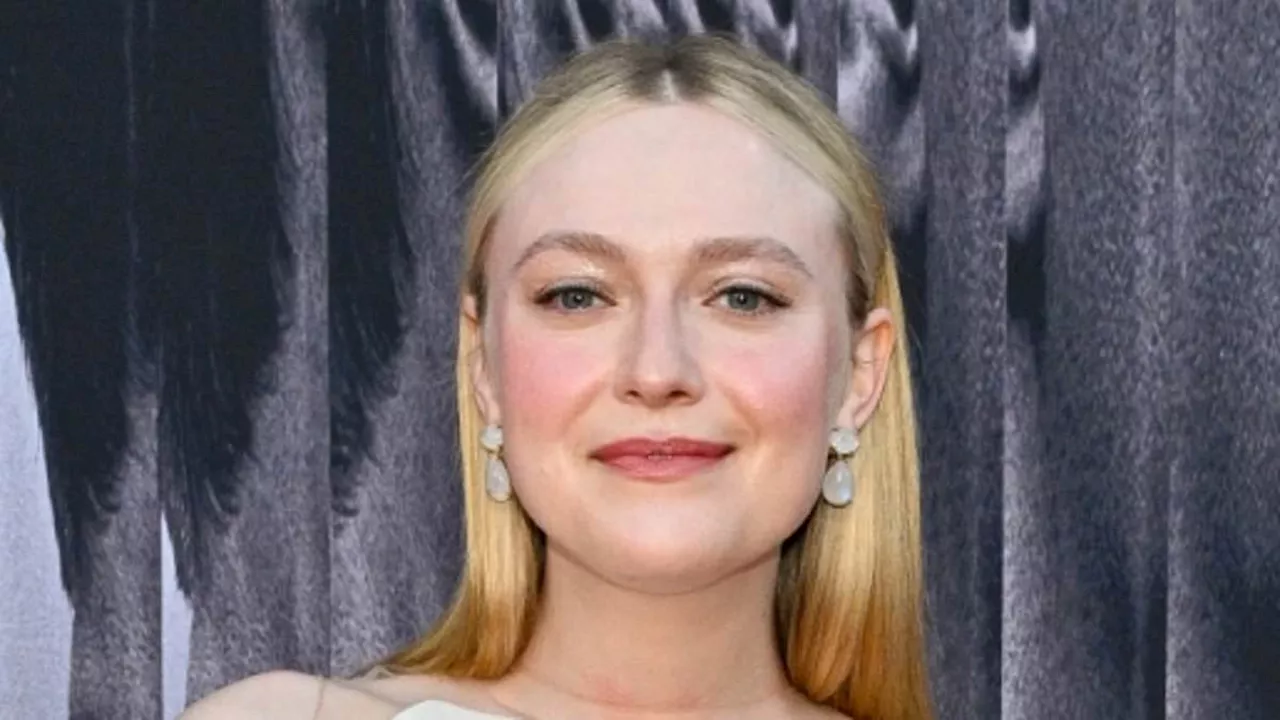 Dakota Fanning says she was gifted first cell phone from Tom Cruise while revealing actor STILL...