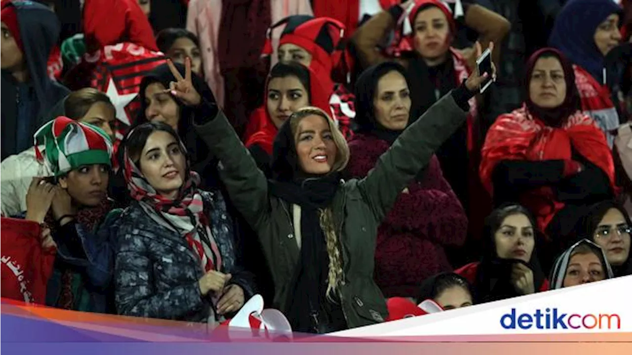 Di Iran, Kiper Pria Dikecam gara-gara Peluk Suporter Perempuan