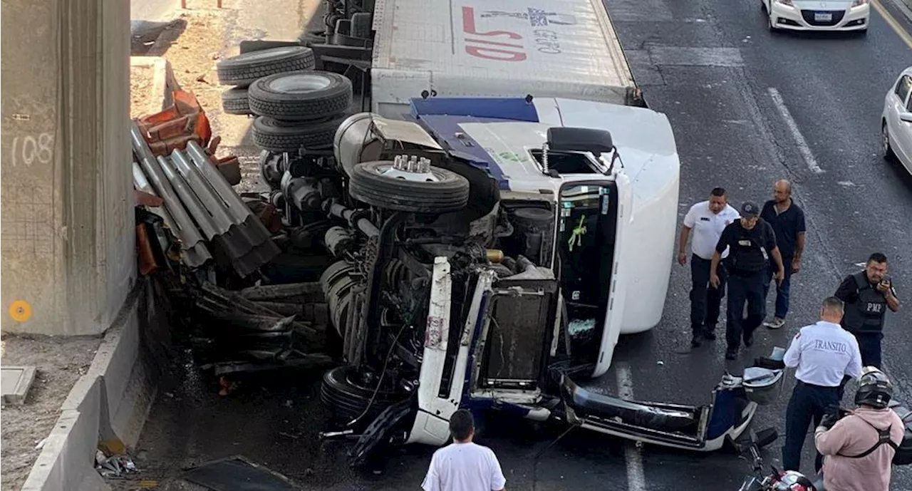 VIDEO: Vuelca tráiler en carriles centrales de Periférico Norte; fallece conductor